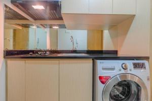 Η κουζίνα ή μικρή κουζίνα στο Exclusive Studio at The Oasis Cikarang Apartment By Travelio