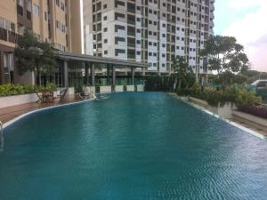 Πισίνα στο ή κοντά στο Exclusive Studio at The Oasis Cikarang Apartment By Travelio