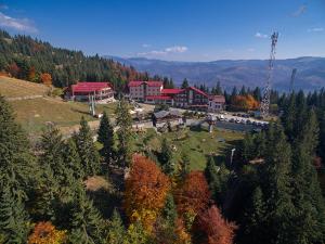 - une vue aérienne sur un complexe dans les montagnes dans l'établissement Complex Turistic Alpina Blazna Sant, à Şanţ