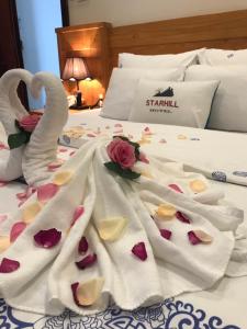 Postel nebo postele na pokoji v ubytování Starhill Hotel