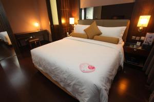 una habitación de hotel con una cama con un corazón. en Beijing Changbaishan International Hotel, en Beijing