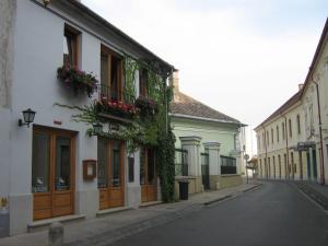 バヤにあるGimi Vendégházの建物の並ぶ町の空き道