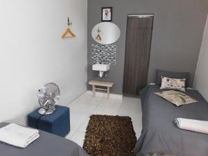 Rúm í herbergi á Meteorite Rest Camp
