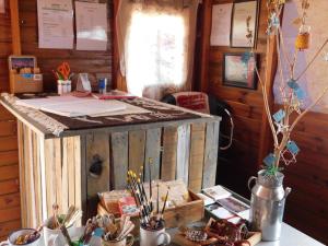 Zimmer mit einem Tisch und einer Holztheke mit Gegenständen in der Unterkunft Meteorite Rest Camp in Groutfontein
