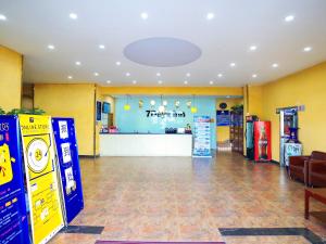 uma grande sala com uma loja com máquinas de venda automática em 7Days Inn Beijing Yizhuang Development Zone em Pequim