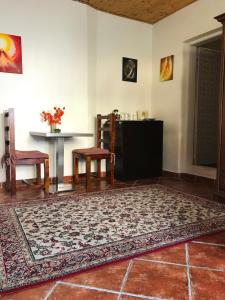 salon ze stołem, krzesłami i dywanem w obiekcie Apartmán Stursovka w mieście Brno