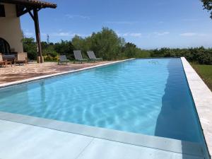uma grande piscina com água azul em Etche Churria em Urrugne