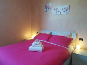 A bed or beds in a room at Piccolo Poggio Apartments