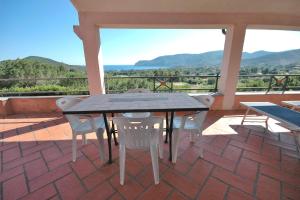 una mesa y sillas en un patio con vistas en Villa Manuela, en Lacona