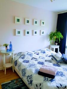 een slaapkamer met een bed met een blauwe en witte quilt bij Little Amsterdam in Uithoorn