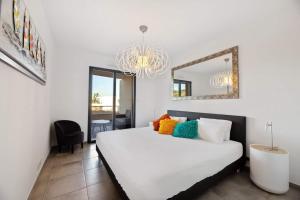 Postel nebo postele na pokoji v ubytování Domaine du Frassu, T2 standing, plage à pied