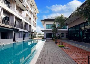 a swimming pool in the middle of a building at J.P.GRAND HOTEL in Trat