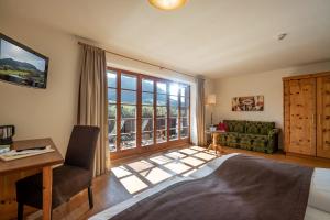 Televízia a/alebo spoločenská miestnosť v ubytovaní Hotel Walchseer Hof