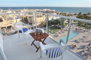 balcón con mesa y 2 sillas y la playa en Hotel Alay - Adults Only Recommended, en Benalmádena