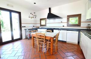 A kitchen or kitchenette at Villa Manuela - ArgonautiVacanze