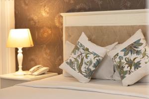 Giường trong phòng chung tại Vilion Central Hotel & Spa
