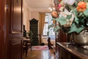 salon z wazą kwiatów na ladzie w obiekcie Aparthotel Basztowa w Krakowie