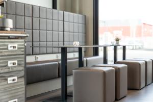 Ein Sitzbereich in der Unterkunft a2 HOTELS Denkendorf - Airport & Messe