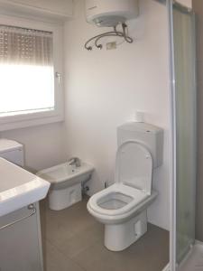 リニャーノ・サッビアドーロにあるAlidecoの白いバスルーム(トイレ、シンク付)