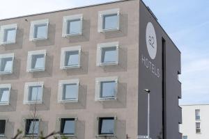 ein Gebäude mit weißen Fenstern an der Seite in der Unterkunft a2 HOTELS Denkendorf - Airport & Messe in Denkendorf