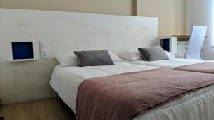 En eller flere senge i et værelse på La Casa de los Infantes + 19 billeder