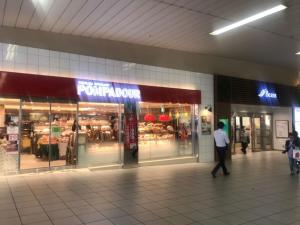東京にあるAkabane TK Building 101の店前を歩く男