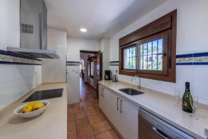 - une cuisine avec un évier et un bol de fruits sur le comptoir dans l'établissement Villa Hazilla SpainSunRentals 1132, à Frigiliana