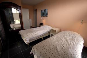 Una cama o camas en una habitación de De Oude School 4 pers app