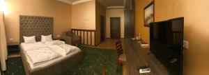 Un pat sau paturi într-o cameră la Pivdenna Brama