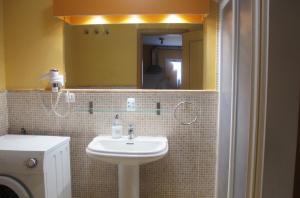 een badkamer met een wastafel en een spiegel bij Playa Mogan Golden Beach 1 by El Sirocco in Puerto de Mogán +27 foto's