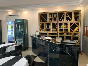 ブラザヴィルにあるclass hotelの酒飲みのバー