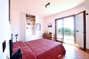 A bed or beds in a room at Villa Manuela - ArgonautiVacanze