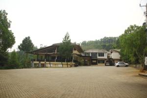 ein großes Gebäude mit einem davor geparkt in der Unterkunft Albero Hotel Bogor in Bogor