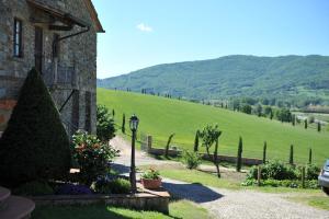 a house with a view of a green field at Agriturismo La Pietraia in Poppi