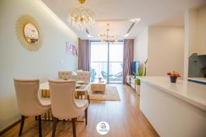 uma cozinha e sala de jantar com mesa e cadeiras em Vinhomes Metropolis luxury Hotel & Residence em Hanói