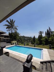 Bazén v ubytovaní Albero Hotel Bogor alebo v jeho blízkosti
