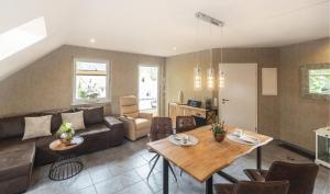 Lifestyle في Kurort Steinbach-Hallenberg: غرفة معيشة مع أريكة وطاولة