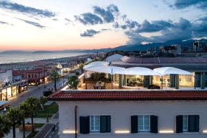 a view of a city with the ocean in the background at Hotel Plaza e de Russie - Relais & Châteaux in Viareggio