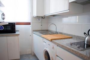 A kitchen or kitchenette at APARTAMENTO AL LADO DE LA CASA DE PICASSO