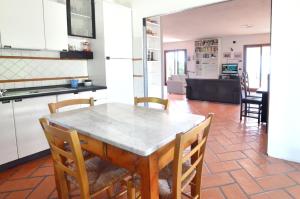 A kitchen or kitchenette at Villa Manuela - ArgonautiVacanze