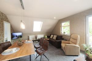 ein Wohnzimmer mit einem Sofa und einem Tisch in der Unterkunft Lifestyle in Kurort Steinbach-Hallenberg