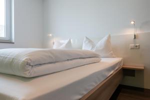 Ein Bett oder Betten in einem Zimmer der Unterkunft a2 HOTELS Denkendorf - Airport & Messe