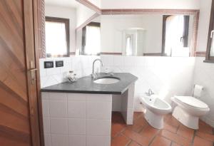 A bathroom at Villa Manuela - ArgonautiVacanze