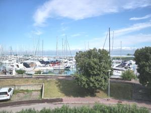un puerto deportivo con barcos estacionados en un puerto en Levante, en Lignano Sabbiadoro