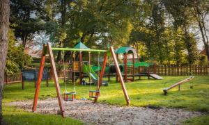 park z placem zabaw ze zjeżdżalnią w obiekcie Zamek Dobroszyce w mieście Dobroszyce