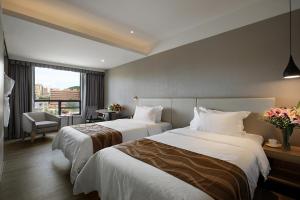 A bed or beds in a room at Hangyong Ree Hotel (Shenzhen Airport)