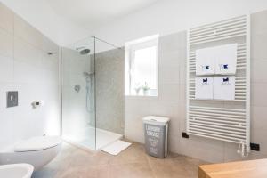 ein Bad mit einer Dusche, einem WC und einem Waschbecken in der Unterkunft Apartment ACI Marina CRES in Cres