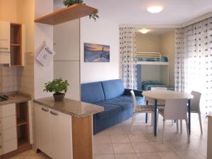 リニャーノ・サッビアドーロにあるMarco Poloのリビングルーム(青いソファ、テーブル付)