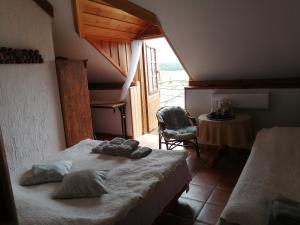 1 dormitorio con 2 camas y mesa con silla en Galindia, en Iznota