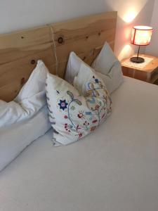 カンピテッロ・ディ・ファッサにあるGrohmannのベッド(枕3つ、ランプ付)